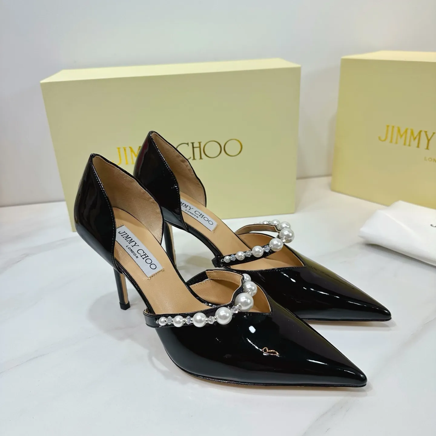 👟👟Ex-factory price 620👟👟 JIMMY CHOO (Jimmy CHOO) 💝💝💝 is a very comprehensive noble fashion lifestyle brand, with a series of women's high-heeled, medium-heeled, flat-heeled sandals with the same straps from major fashion bloggers and celebrities in Hong Kong and the United States.  The Australian pointed toe, round toe and square toe series are simply beautiful. Fall in love with elegance and playful sense of the future. Just by looking at them, you want to own them immediately, but you can really think about a pair of exquisite high heels~~~~~~~~~~~~~~~~~ 💝This series is specially designed for extraordinary and indifferent ladies, thus creating a unique overall effect, Jimmy Choo Design products that inspire women to move forward and show their charm💝💝💝 1⃣️Material: Imported patent leather 2⃣️Inner: Imported Italian lambskin, super soft and delicate 3⃣️Outsole: Imported Italian original original color genuine leather outsole Heel height 8.5 4⃣️Code number: 35 to 39 (34.40.41.42. Customized)